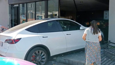 Auto eléctrico choca contra cafetería en Monterrey.