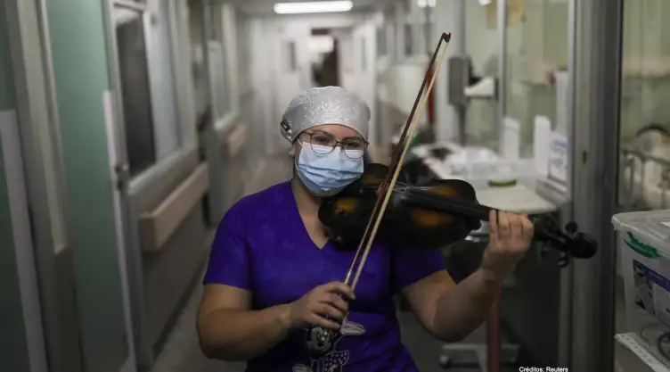 enfermera toca violin enfermos covid-19.jpg