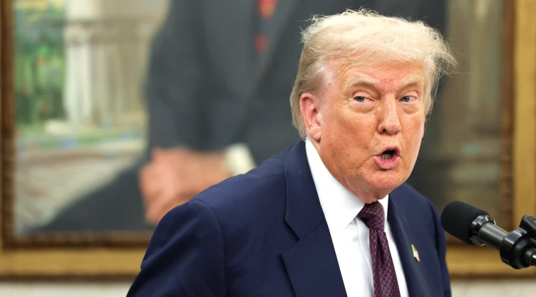 Donald Trump busca fabricar chips en EU: impone arancel del 100% a circuitos integrados y semiconductores importados.