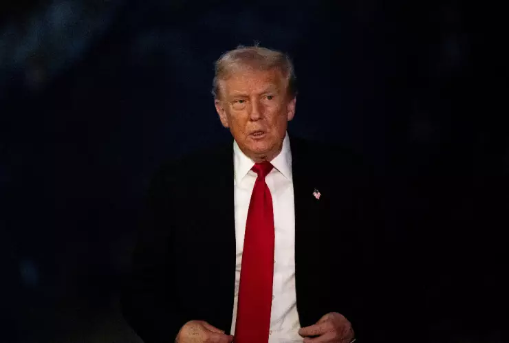 Donald Trump de traje con una corbata roja