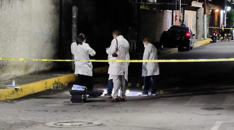 Mientras Dormía: Criminales armados asesinan de 19 balazos a mujer policía en la CDMX. En la imagen se observa la escena del crimen donde una mujer policía fue acribillada en violento ataque armado.