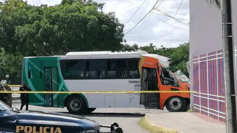 camion choca farmacia