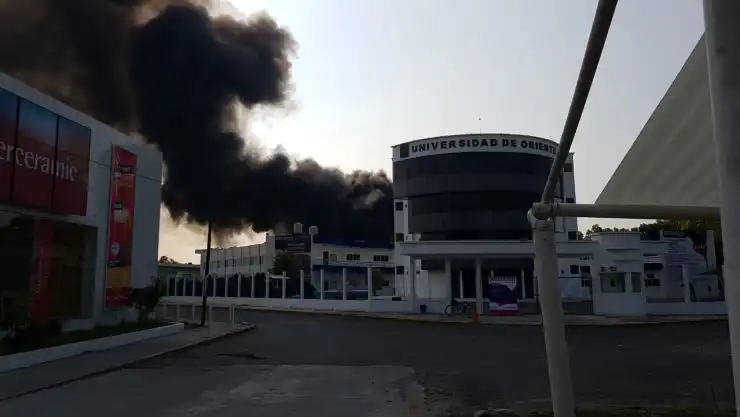 Se incendia depósito de vehículos en Veracruz