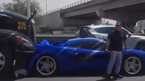 Un McLaren y un tráiler protagonizan accidente.