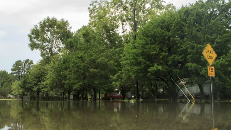 Caminos y patios inundados después de los aguaceros que dejó la depresión tropical Barry a su paso por Lake Charles, Luisiana, el lunes 15 de julio de 2019. Imagen, AP.