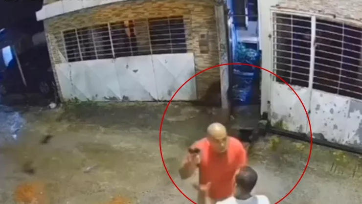 VIDEO FUERTE: Padre furioso golpea y apunta con arma de fuego a hombre que acosaba a su hija en Brasil