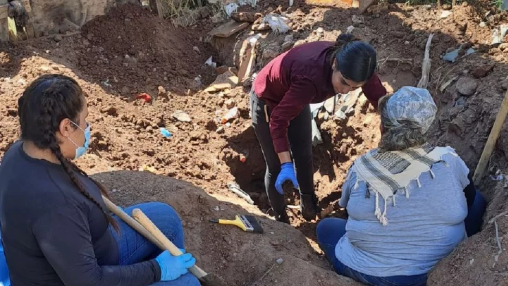 Ocho cuerpos embolsados fueron desenterrados en una casa abandonada de Sonora.