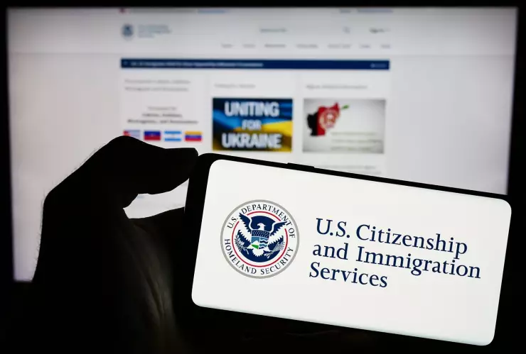 Imagen de la página principal del USCIS en un celular.