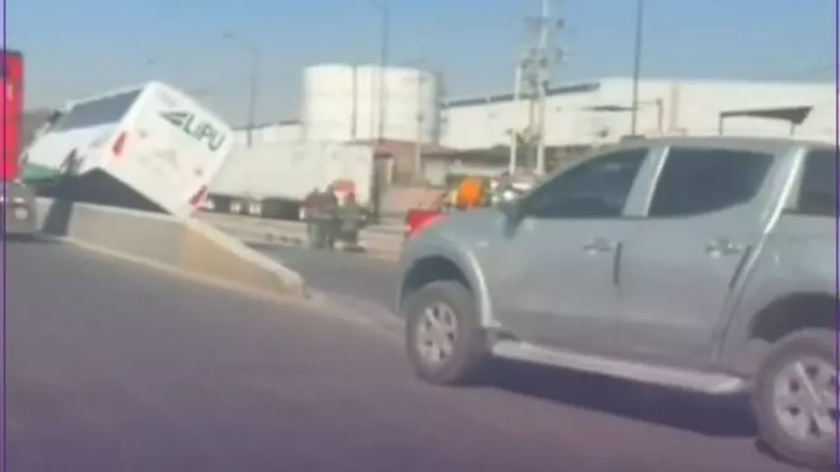 Periférico Sur es un CAOS Camión de personal termina sobre muro de contención