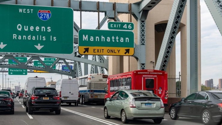 Autos avanzan por carretera de Nueva York