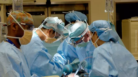 ¿Cómo verificar que un cirujano está certificado?