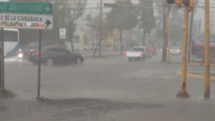 Granizada pinta de blanco diversas zonas de León y colapsa el bulevar Hilario Medina