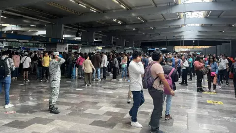 Usuarios graban riña entre vendedores ambulantes en el Metro CDMX