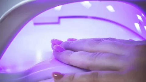 Ponerse uñas postizas provoca daños a la salud