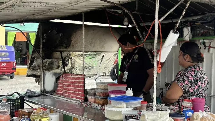 ¡Susto en Villas Otoch! Sartén con aceite provoca incendio en puesto de comida de Cancún