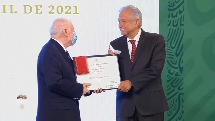 AMLO entrega premios al mérito al personal médico en el Día Internacional de la Salud