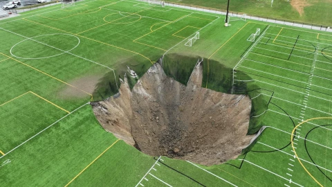 socavón-se-traga-cancha-de-fútbol-eu-impactante-video-cuerpo