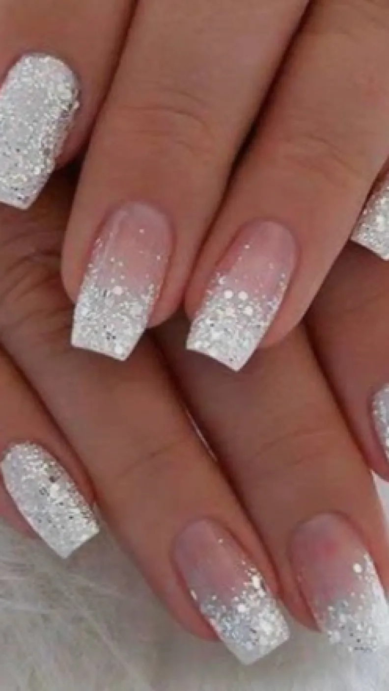 10 ideas de uñas copo de nieve para presumir en Navidad