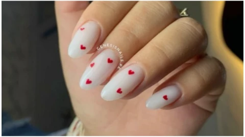 uñas blancas con corazones