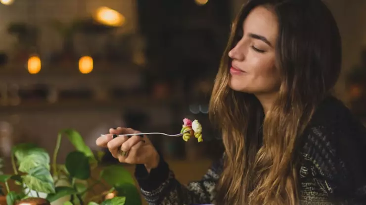 Los 5 signos del Zodiaco que no perdonan los antojos en diciembre