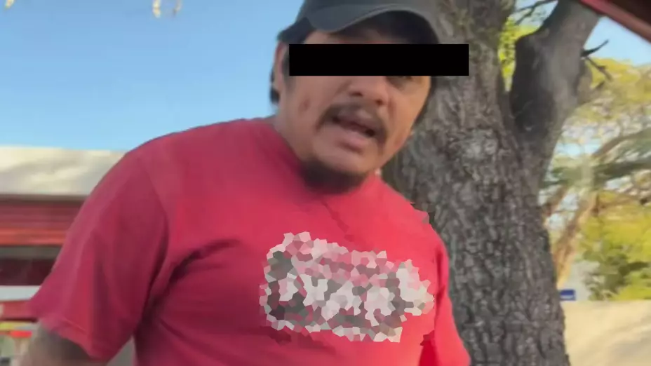 VIDEO_ Percance vial termina en agresión, un hombre pateó el auto de otra persona en Circuito Colonias