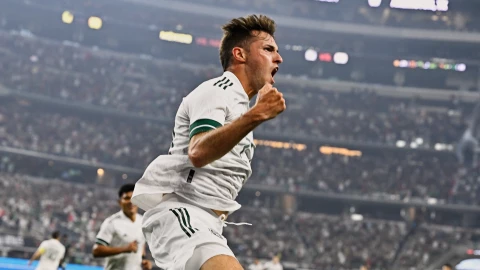 Gol de Santiago Giménez celebra