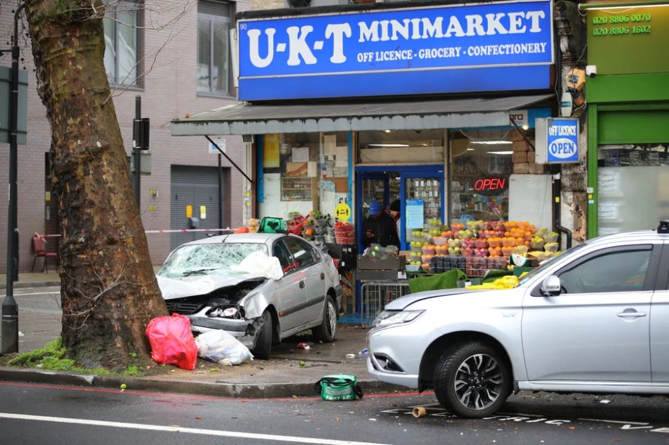 Hombre mayor pierde el control de su vehículo y deja varios heridos en Londres