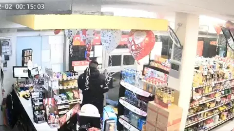 VIDEO Intenta robar tienda y policía lo ataca a balazos en Iztapalapa, CDMX