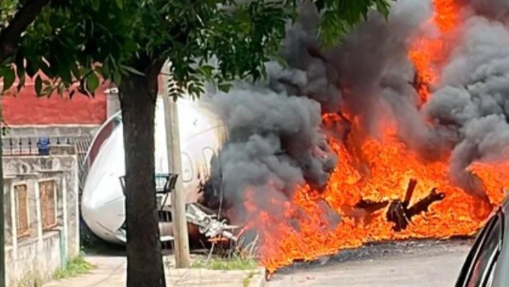 Avión se despista y choca contra una casa en San Fernando (VIDEO)