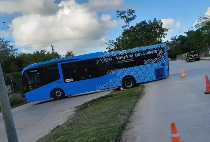 Camión de Va y Ven queda ATORADO en plena avenida de Santa Gertrudis Copó y causa caos vial