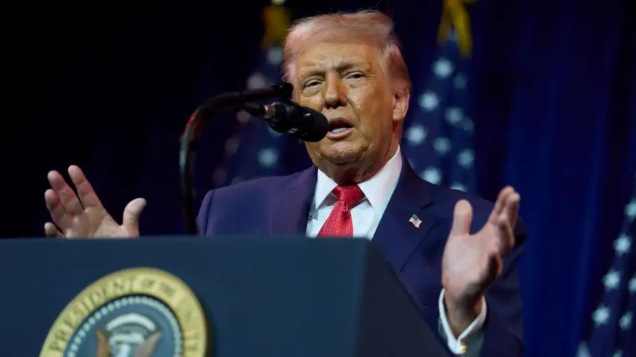 Donald Trump frente a representantes republicanos.