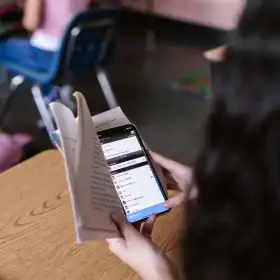 Celulares en salón de clases.