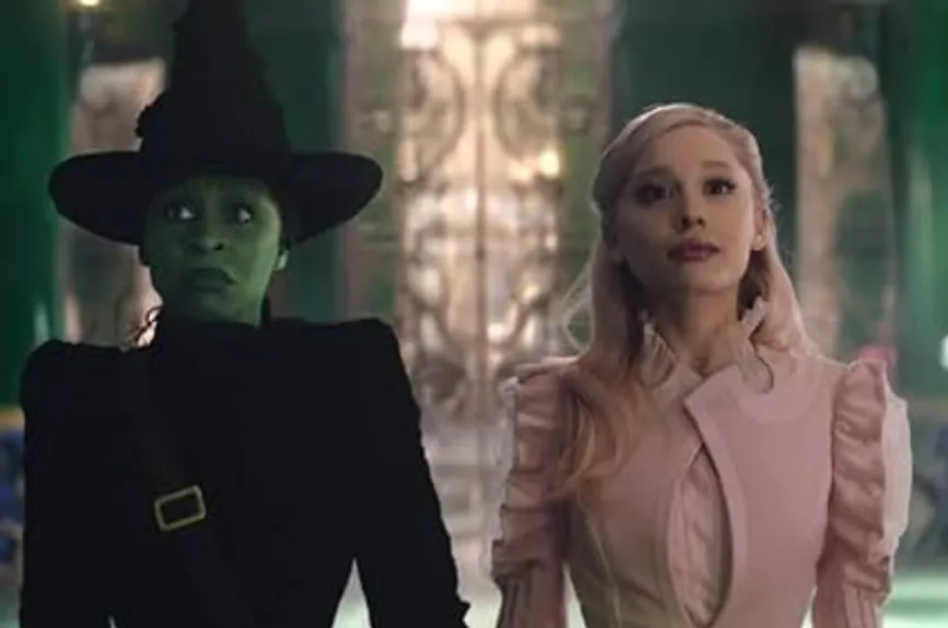 Desde las coloridas y elaboradas vestimentas de Glinda hasta los oscuros y potentes trajes de Elphaba, el vestuario refleja las diferencias entre las dos brujas y el contraste entre el bien y el mal. El vestuario de “Wicked” no solo hace referencia a la puesta en escena del musical, sino que también amplía la magia visual de la historia.
Crédito: Universal Pictures