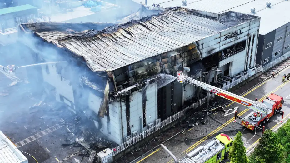 Fábrica de baterías de litio incendiada en Hwaseong, Corea del Sur.