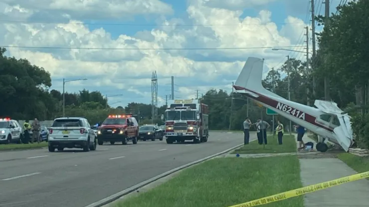 Avioneta se estrella en aterrizaje de emergencia en avenida de Florida, Estados Unidos.