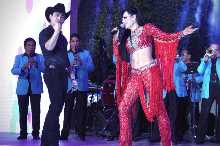 Julián Figueroa cantando junto a Maribel Guarida