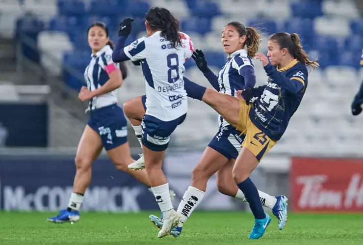 Laura Herrera con Pumas vs Rayadas