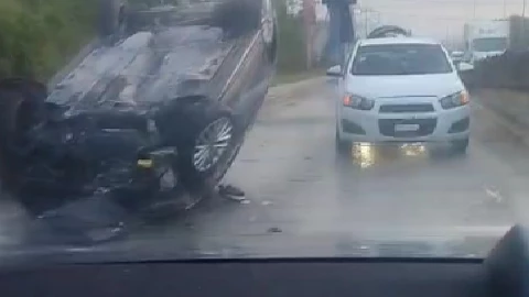Volcadura en Puerto Aventura provoca tráfico lento en carretera hoy 18 de diciembre.jpg
