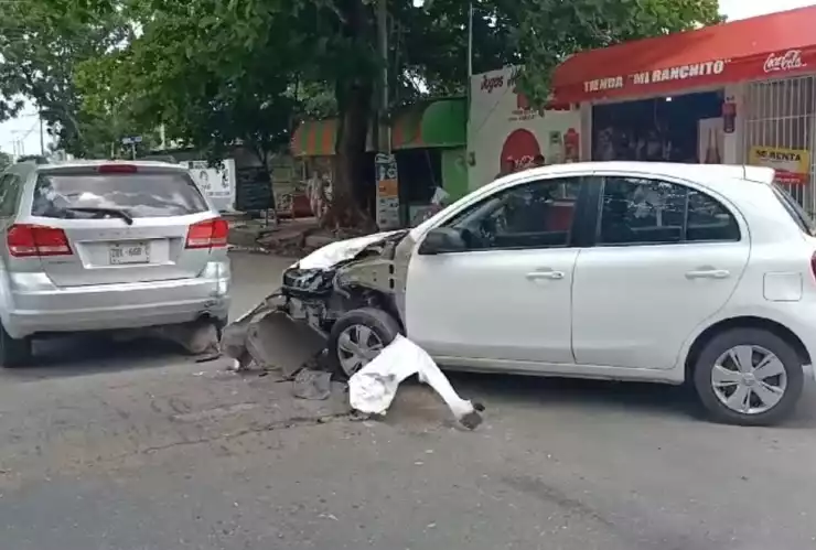 FOTO Dos autos protagonizan fuerte accidente automovilístico en la colonia Juan Pablo II