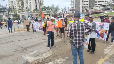 Familiares de desaparecidos protestan durante conmemoración del Día de la Armada en Acapulco