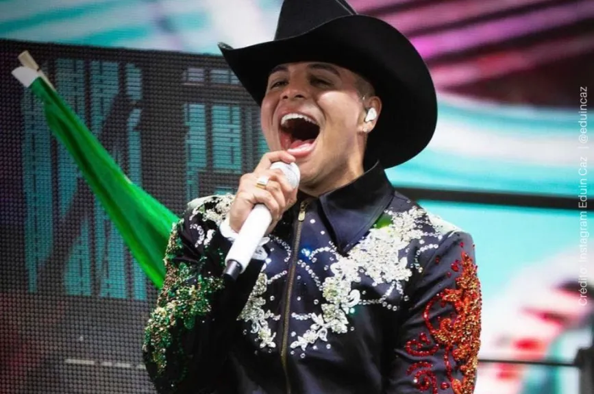 Eduin Caz cantando.jpg