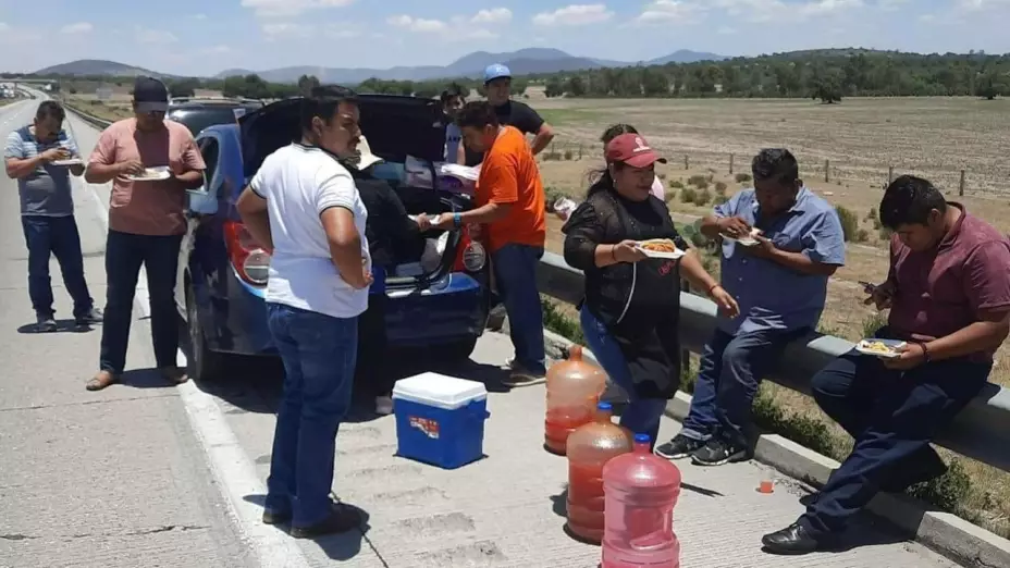 Vecinos han ofrecido alimentos a los conductores varados.