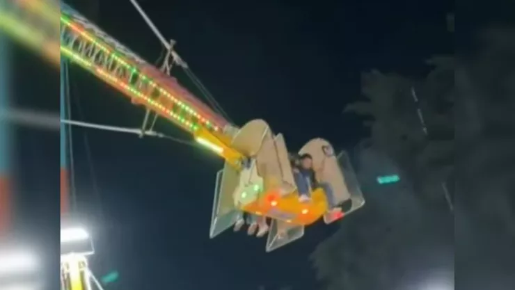 Atrapados en las alturas falla en juego mecánico alarma a visitantes en Puebla.jpg