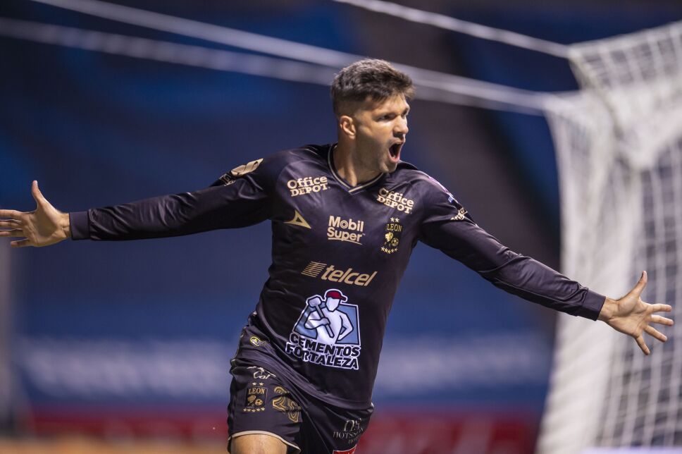 León celebra el gol