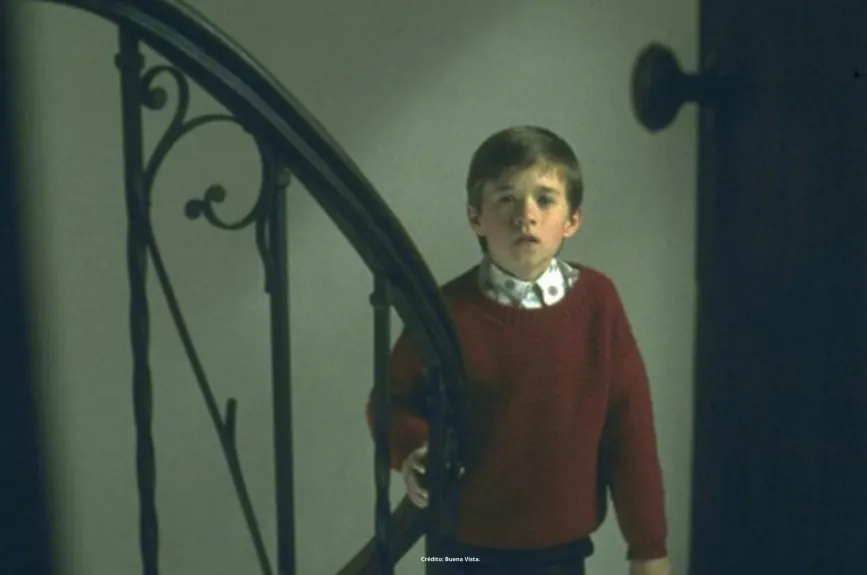 Escena de la película ‘El Sexto Sentido’ (Sixth Sense) con Halley Jeol Osment y Bruce Willis por Azteca 7.