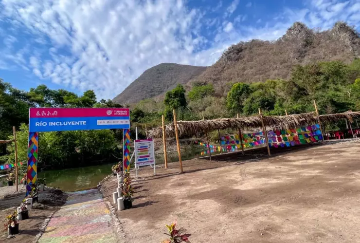 entrada al río incluyente en el estado de Colima