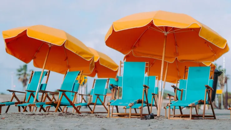 VIDEO: Interrumpe a una reportera en la playa para intentar ligarsela.