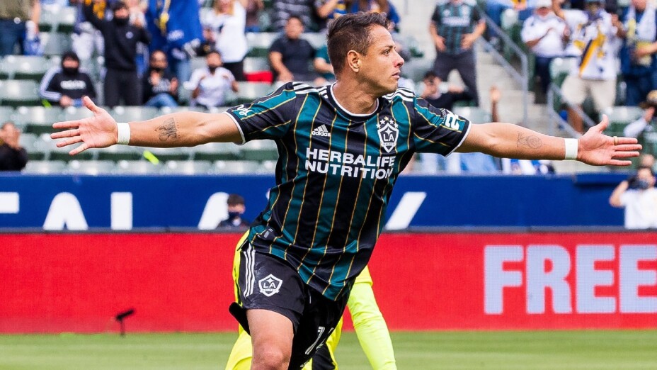 Chicharito celebra con LA Galaxy