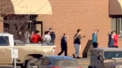 Revelan VIDEO tras tiroteo masivo que dejó 10 muertos y 25 heridos en un instituto