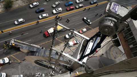 Trabajador queda colgando en Monterrey